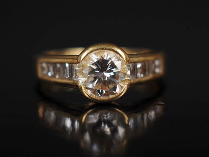 	Bague de style Art déco en or jaune 750, serti en son centre d'un dia