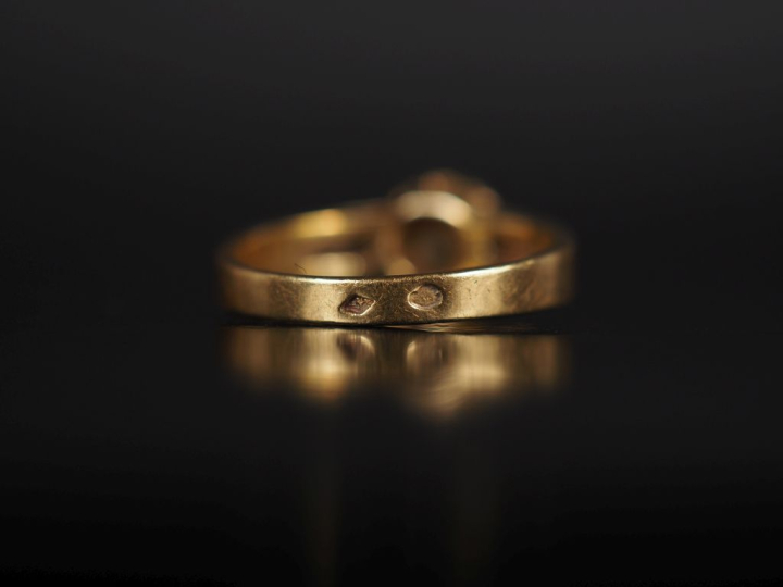 	Bague de style Art déco en or jaune 750, serti en son centre d'un dia