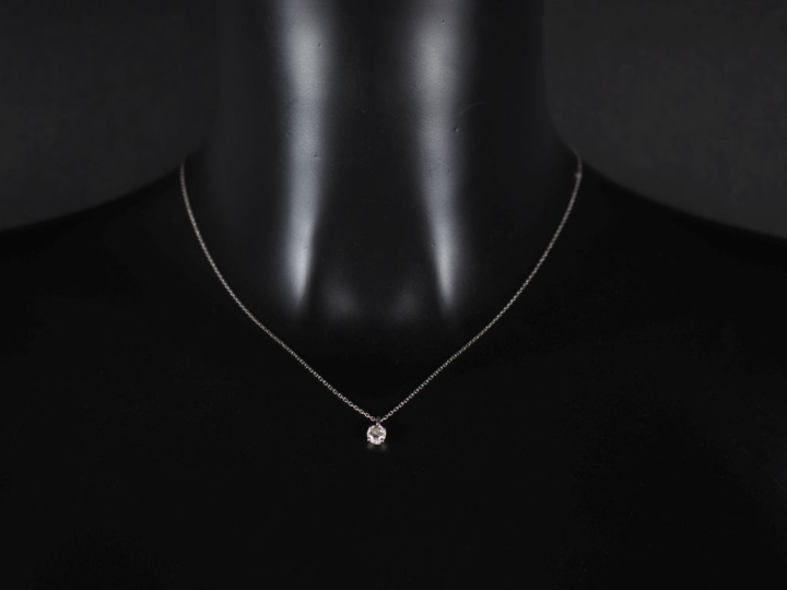 Pendentif et sa chaine en or blanc 750, maille forçat, serti en d'un d