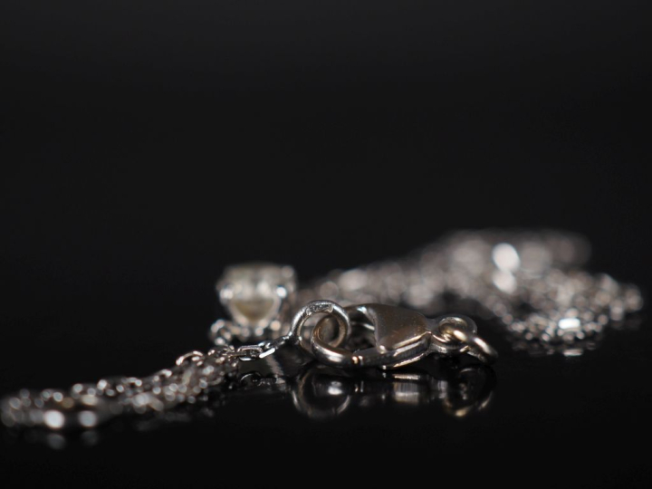 Pendentif et sa chaine en or blanc 750, maille forçat, serti en d'un d