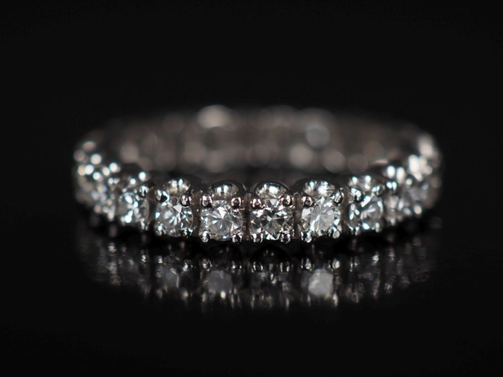 Alliance américaine en platine, sertie de petits diamants pesant envir