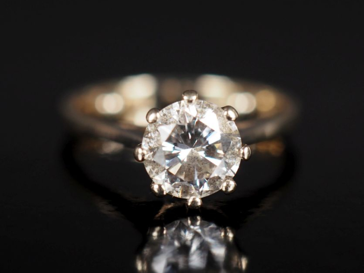 Bague de forme solitaire en or blanc 750, sertie en son centre d'un di
