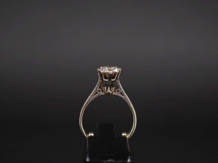 Bague de forme solitaire en or blanc 750, sertie en son centre d'un di