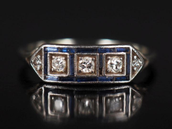Petite bague jonc de style Art déco en or blanc 750, sertie en son cen