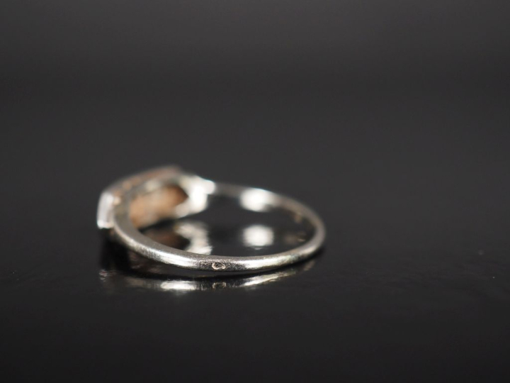 Petite bague jonc de style Art déco en or blanc 750, sertie en son cen