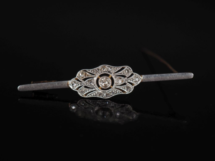 Ravissante broche 1900 en or 750, à décor en son centre d'un motif pol