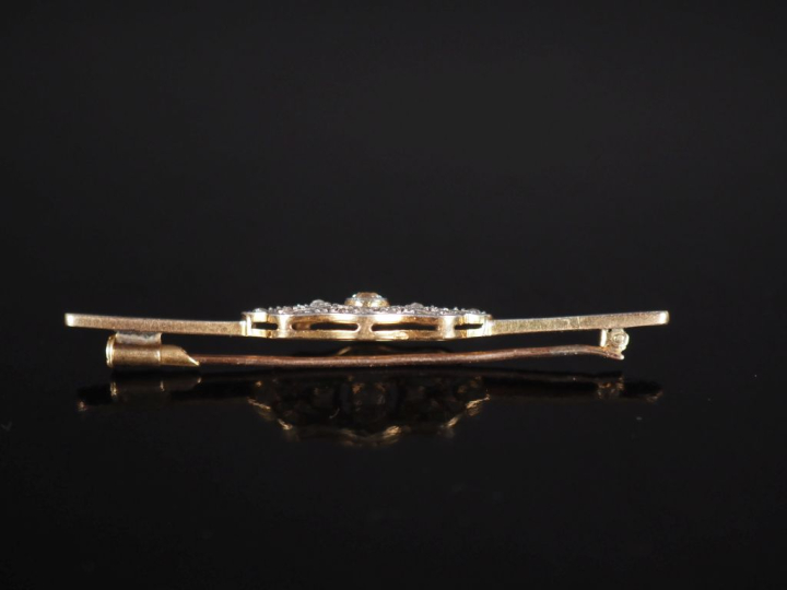 Ravissante broche 1900 en or 750, à décor en son centre d'un motif pol