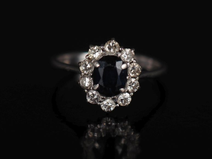 Bague de forme marguerite en or blanc 750, sertie en son centre d'un s