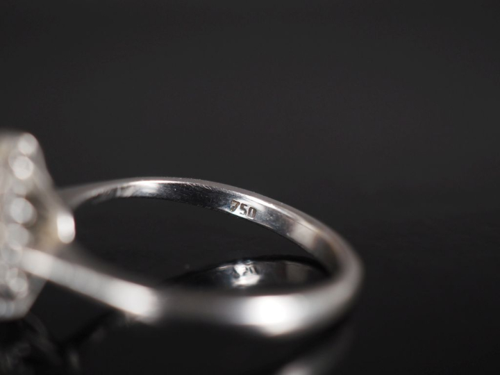 Bague de forme marguerite en or blanc 750, sertie en son centre d'un s