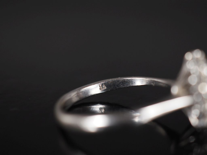 Bague de forme marguerite en or blanc 750, sertie en son centre d'un s