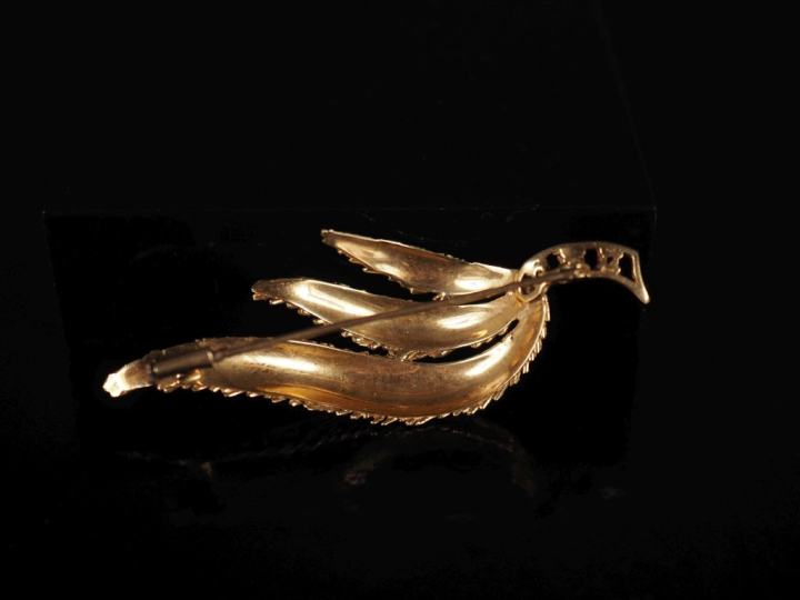 Broche en or jaune 750 en forme de feuillage, agrémentée de trois peti