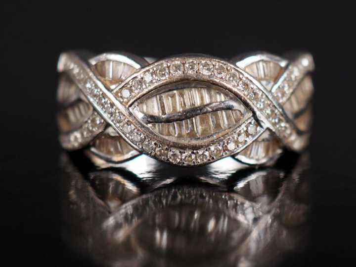 Bague bandeau polylobée en or blanc 750, à décor d'entrelacs et sertie