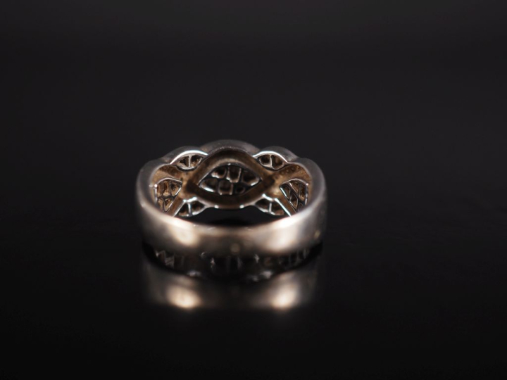 Bague bandeau polylobée en or blanc 750, à décor d'entrelacs et sertie