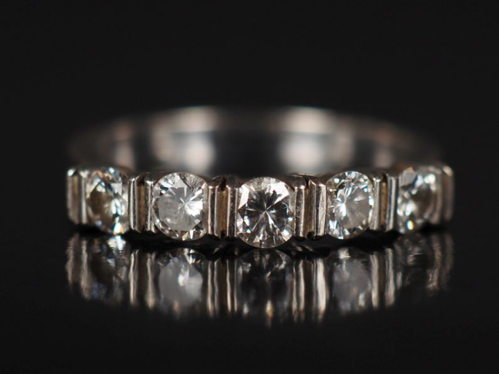 Bague jonc en or blanc 750, sertie d'une ligne de cinq petits diamants