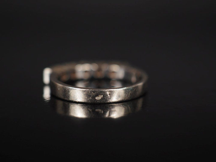 Bague jonc en or blanc 750, sertie d'une ligne de cinq petits diamants