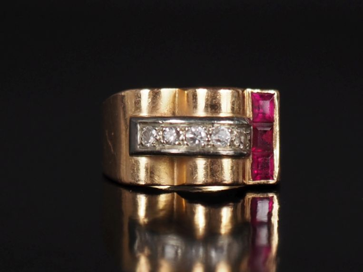 Bague tank de style 1940 en or jaune 750, sertie d'une ligne de cinq d