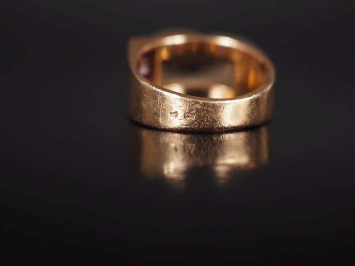Bague tank de style 1940 en or jaune 750, sertie d'une ligne de cinq d