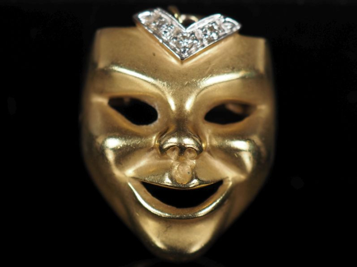 Pendentif/broche en or jaune 750, en forme de masque, serti en partie 
