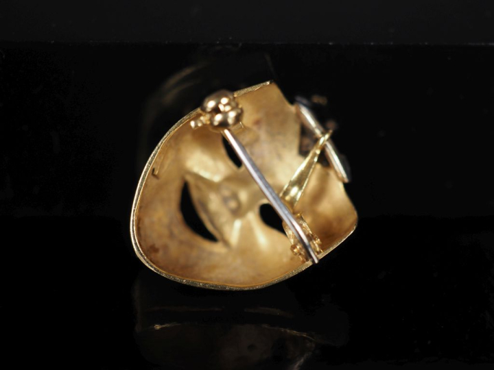 Pendentif/broche en or jaune 750, en forme de masque, serti en partie 