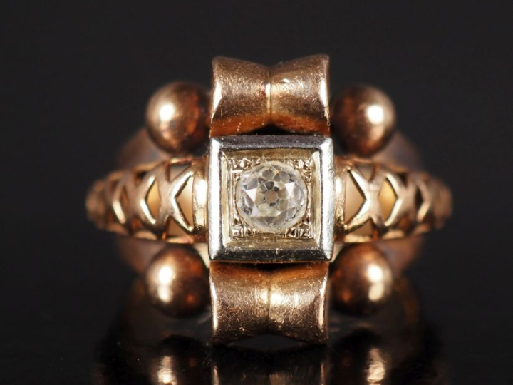 Bague 1940 en or jaune 750, sertie en son centre d'un diamant taille a