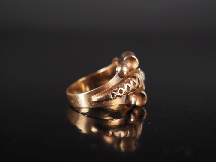Bague 1940 en or jaune 750, sertie en son centre d'un diamant taille a