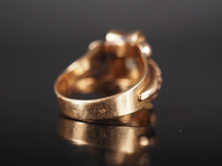 Bague 1940 en or jaune 750, sertie en son centre d'un diamant taille a