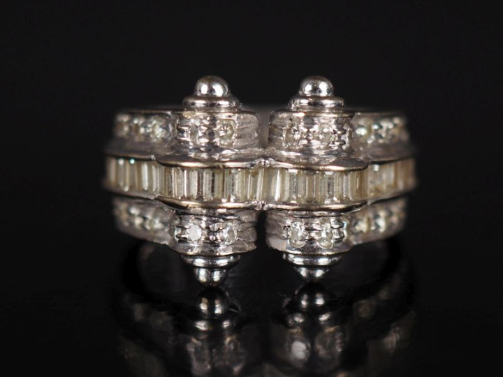 Jolie bague de style 1940 en or blanc 750, à décor de deux godrons et 