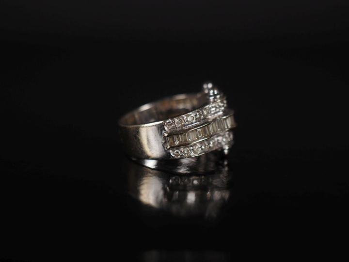 Jolie bague de style 1940 en or blanc 750, à décor de deux godrons et 