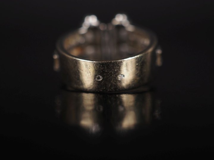Jolie bague de style 1940 en or blanc 750, à décor de deux godrons et 