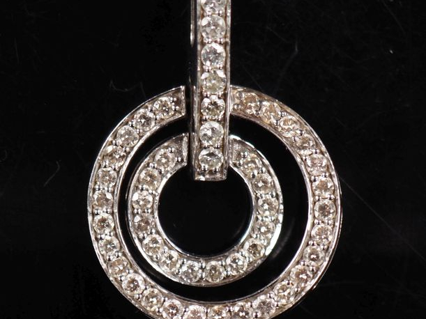 Ravissant pendentif en or blanc 750 et diamants, composé de deux cercl