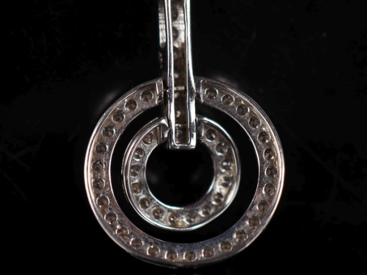 Ravissant pendentif en or blanc 750 et diamants, composé de deux cercl