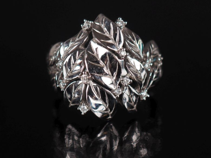 Bague feuillagée en or blanc 750, à décor ajouré de motifs de feuilles