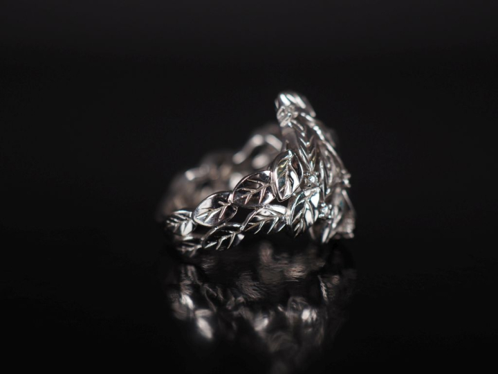 Bague feuillagée en or blanc 750, à décor ajouré de motifs de feuilles