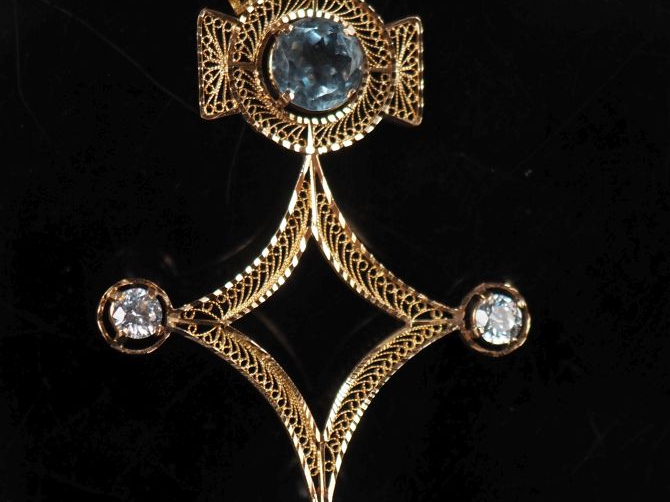 Pendentif en or jaune 750, en forme de croix d'Agadez, à décor ajouré 