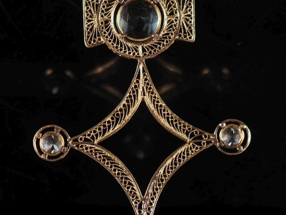 Pendentif en or jaune 750, en forme de croix d'Agadez, à décor ajouré 