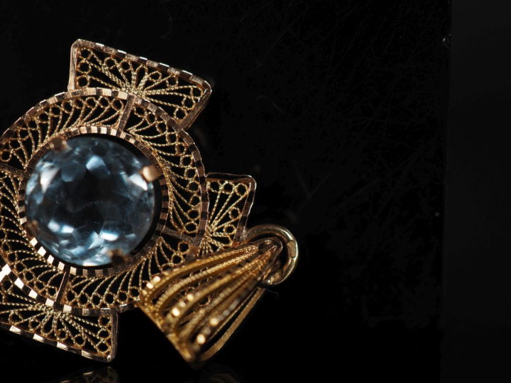 Pendentif en or jaune 750, en forme de croix d'Agadez, à décor ajouré 