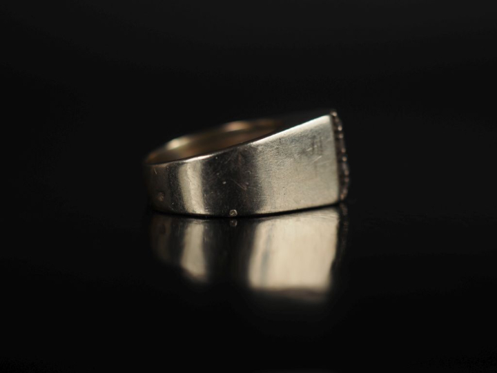 	Bague en or 750, agrémentée d'une ligne de quatre petits diamants. TD