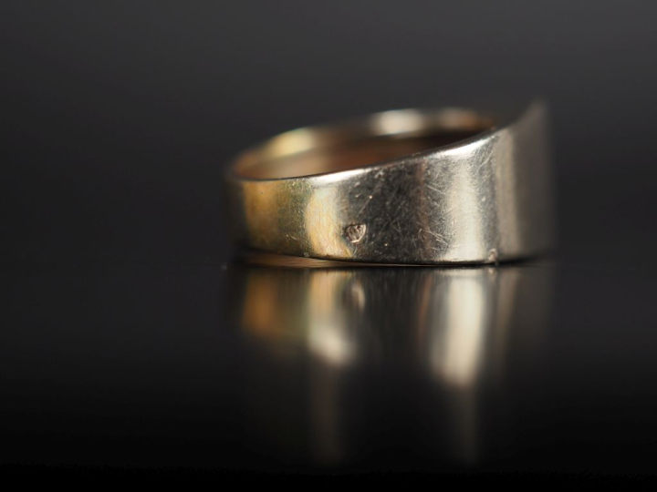 	Bague en or 750, agrémentée d'une ligne de quatre petits diamants. TD