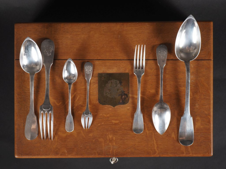 Ménagère en argent 925, poinçon Minerve, modèle uniplat, armoriée. Com
