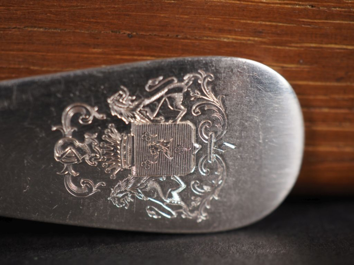 Ménagère en argent 925, poinçon Minerve, modèle uniplat, armoriée. Com