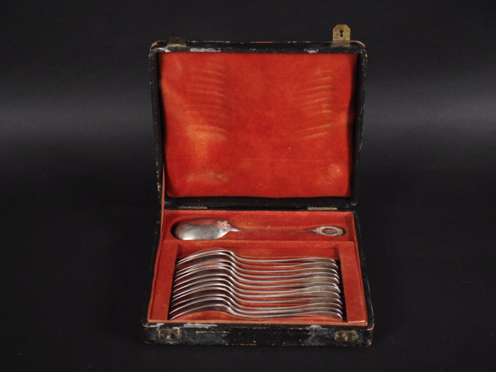 Suite de douze cuillères à entremets et une cuillère à servir de style