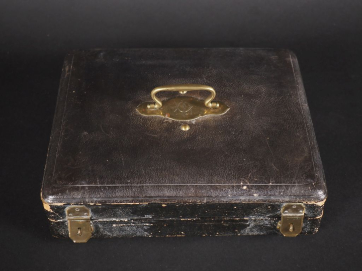 Suite de douze cuillères à entremets et une cuillère à servir de style