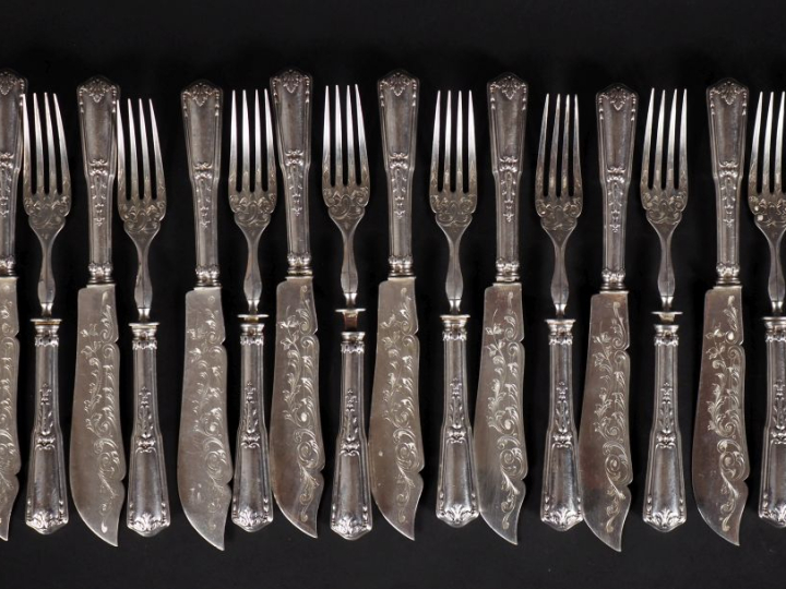 Suite de neuf couverts à poisson de style Louis XV, à décor de rinceau