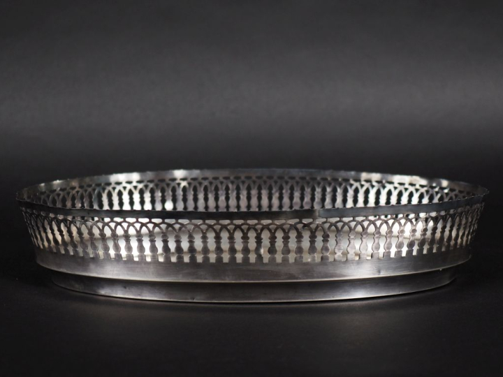 Panière en argent 925, poinçon Minerve, à décor ajouré d'arcatures. M.
