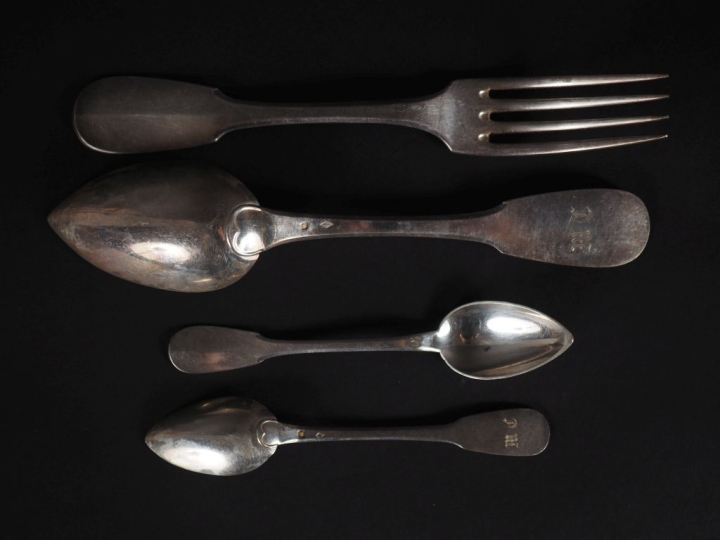 Partie de ménagère en argent 925, poinçon Minerve, à décor de monogram