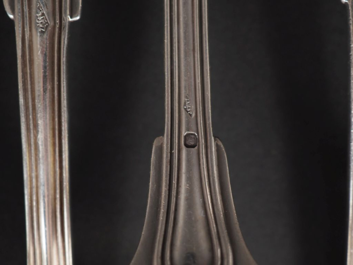 Suite de trois grands couverts et deux grandes cuillères en argent 925