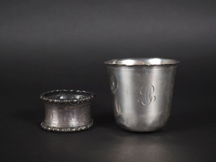 Ensemble comprenant :  - une timbale en argent 925, poinçon Minerve, à
