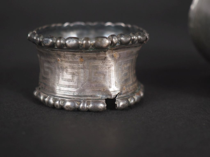Ensemble comprenant :  - une timbale en argent 925, poinçon Minerve, à