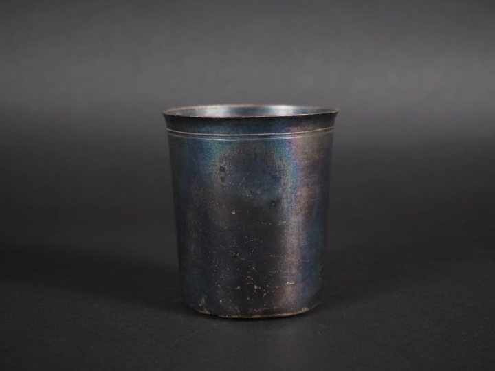 Timbale à fond plat en argent lisse 925, poinçon Minerve, à décor de f