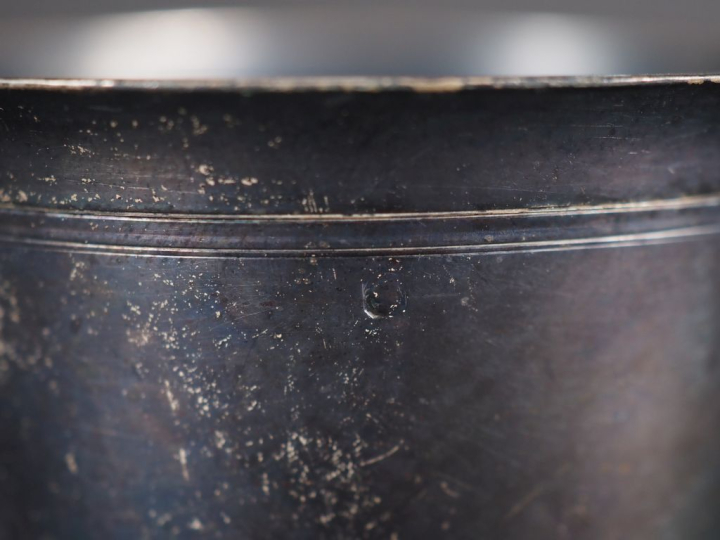 Timbale à fond plat en argent lisse 925, poinçon Minerve, à décor de f